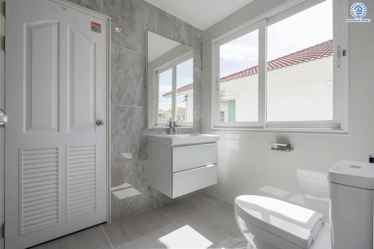 บ้านมือสองตกแต่งใหม่ ม.คาซ่าวิลล์ ราชพฤกษ์-รัตนาธิเบศร์1 แบรนด์ Q.House ต่อเติมครบพร้อมเข้าอยู่ เนื้อที่ 86 ตร.ว. ฟังก์ชันจัดเต็ม 3 ห้องนอน 3 ห้องน้ำ 1 ห้องอเนกประสงค์ 1 ห้องแม่บ้าน จอดรถได้ 2 คัน บนทำเลศักยภาพ ติดถนนราชพฤกษ์ และเพียง 10 นาทีถึงรถไฟฟ้า "สถานีบางรักน้อยท่าอิฐ"